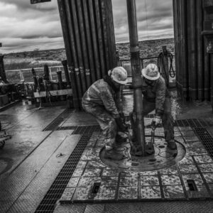 2019-04-25  Neuquen, Vaca Muerta.
Oil workers at the Shell fracking site grease the drilling machine. The drilling occurs in different stages. This tower drills a hole of 2800 meters deep, and after that it starts to drill horizontal tunnels of 4 km long.